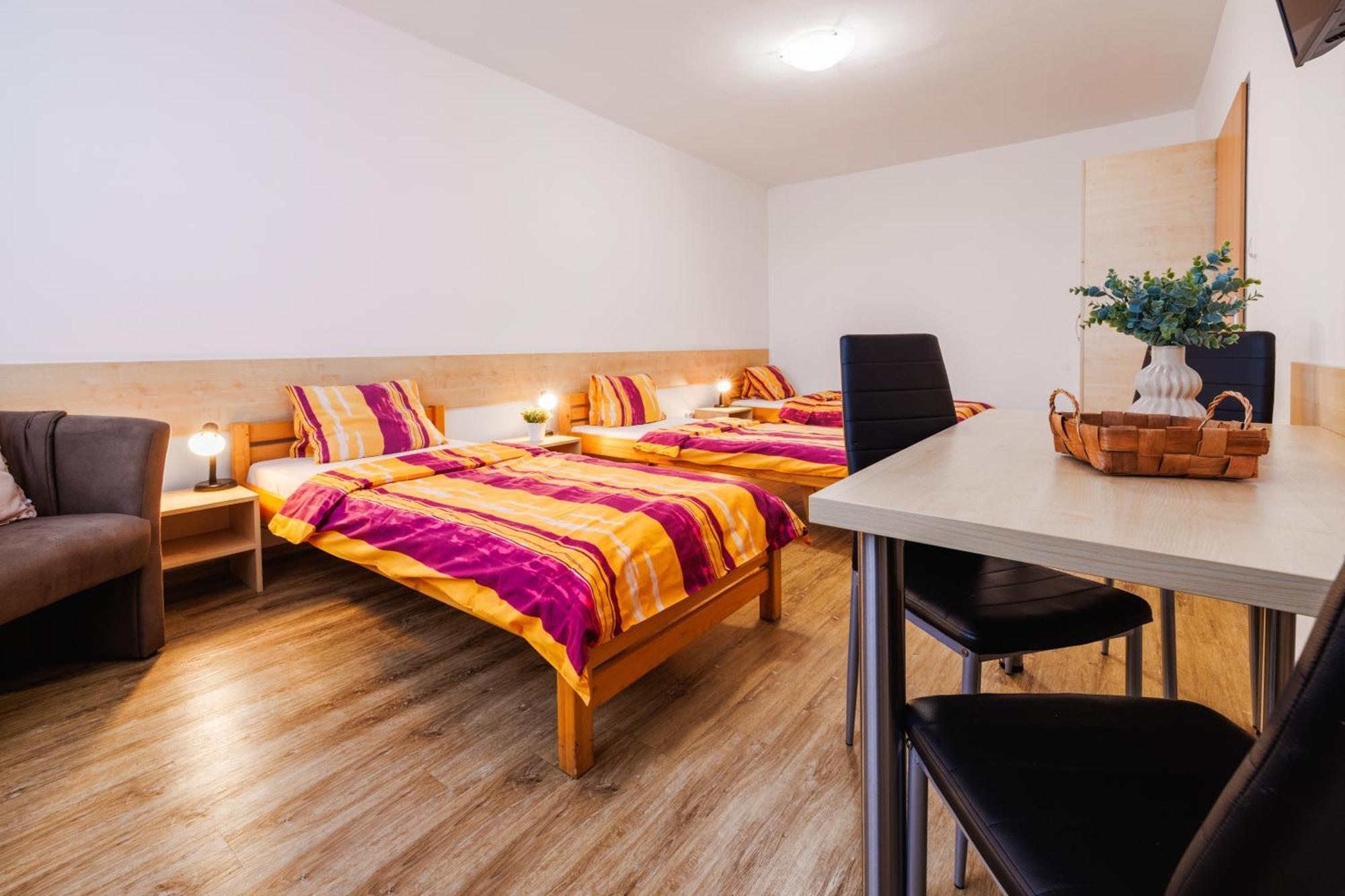צ'סקה בודיוביצה Hotel U Nadrazi מראה חיצוני תמונה